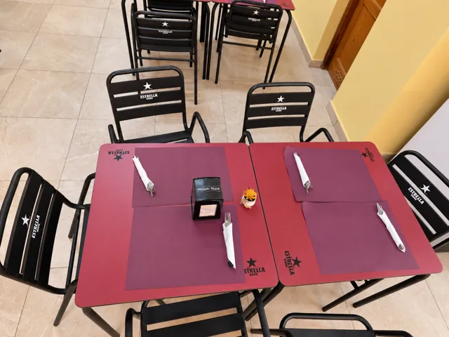 Mesa preparada con manteles individuales y cubiertos
