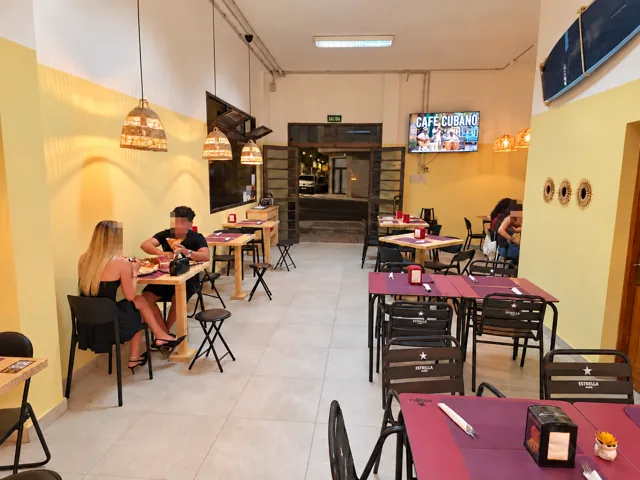 El comedor de La Diana hacia la entrada, con rostros pixelados